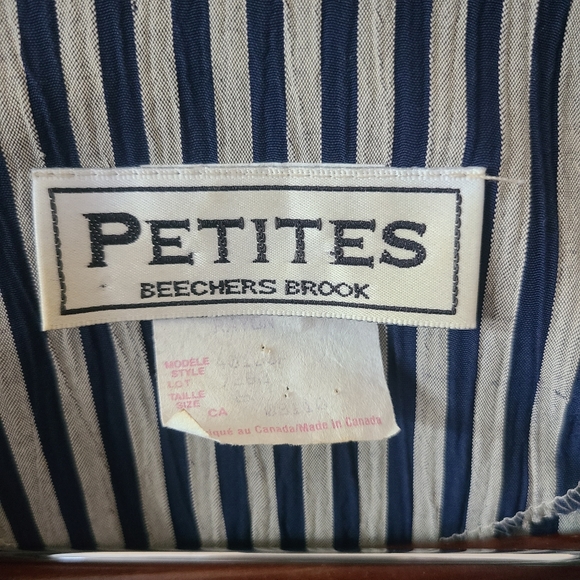 VNTG • Layered shortsleeve blouse ft. unique metal clasping • Beechers Brook - Picture 8 of 8